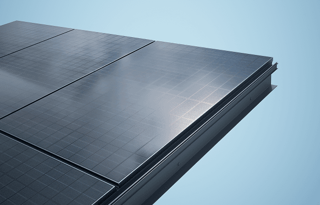 Il carport può essere equipaggiato con pannelli fotovoltaici bifacciali Luxor per produzione superiore di energia verde