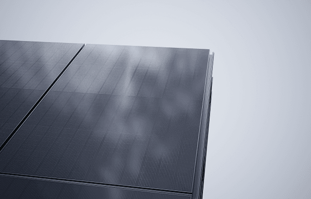 Pannelli efficienti con celle PERC catturano la riflessione della luce del suolo aumentando l'efficienza energetica anche in luce diffusa
